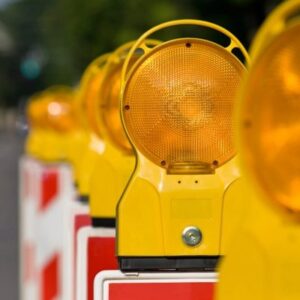 Baustellenabsicherung mit gelben Warnleuchten – Sicherheit im Straßenverkehr