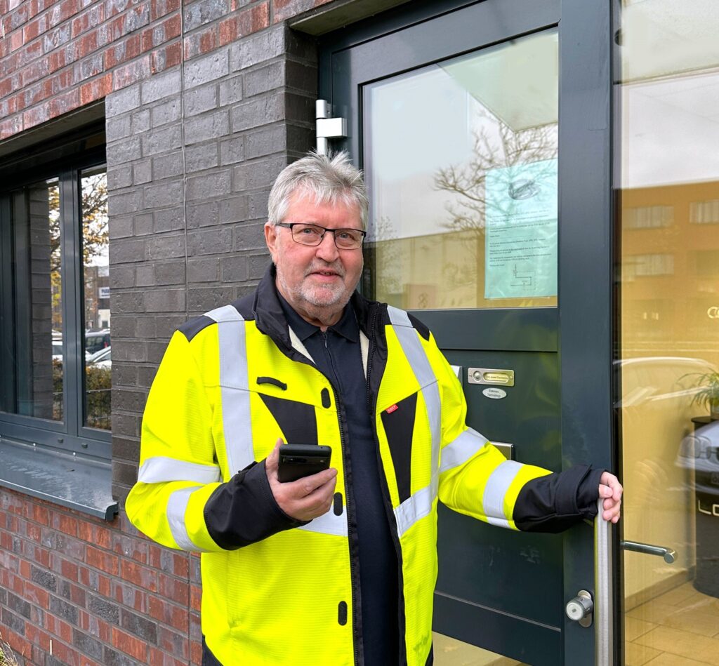 Ernst Sandkamp, Mitarbeiter der Stadtwerke Meerbusch, liest Strom-, Gas- und Wasserzähler ab.