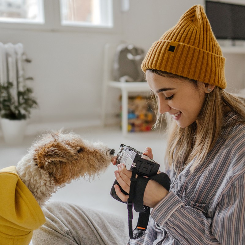 Junge Frau fotografiert ihren Hund – Aufruf zur Teilnahme am Tierfoto-Wettbewerb der Stadtwerke Meerbusch