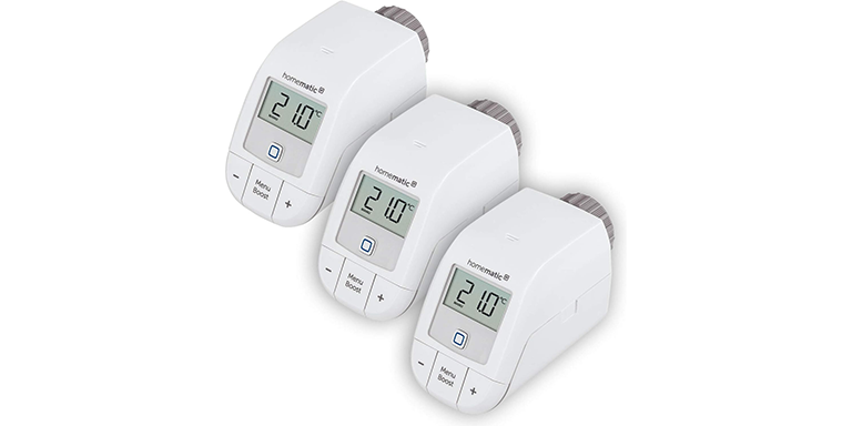 Drei Homematic IP Smart Home Heizkörper-Thermostate nebeneinander