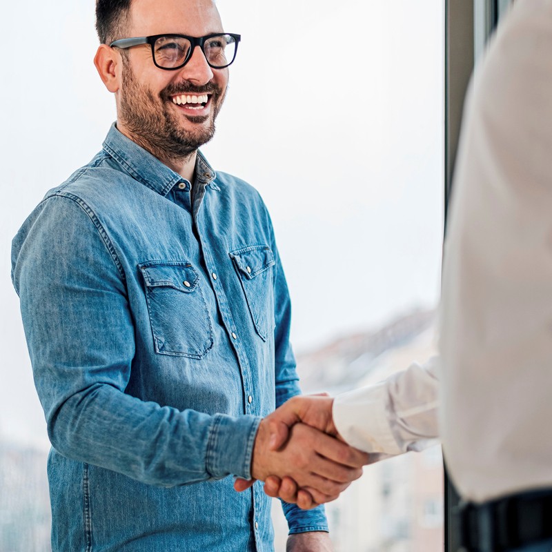 Mann im Gespräch gibt Handshake, Symbol für Karriere und Einstieg bei den Stadtwerken Meerbusch