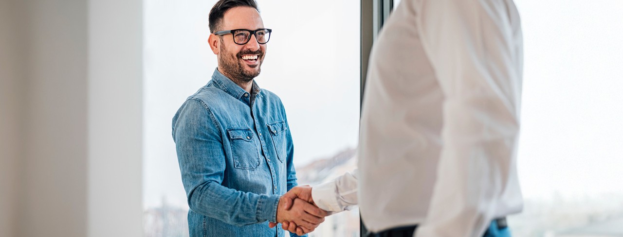 Mann im Gespräch gibt Handshake, Symbol für Karriere und Einstieg bei den Stadtwerken Meerbusch