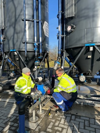 Mitarbeitende arbeiten an Leitungen der Aktivkohle-Filtrationsanlage zur Trinkwasseraufbereitung in Willich