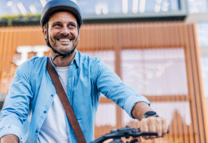 Mann mit Fahrradhelm auf einem E-Bike