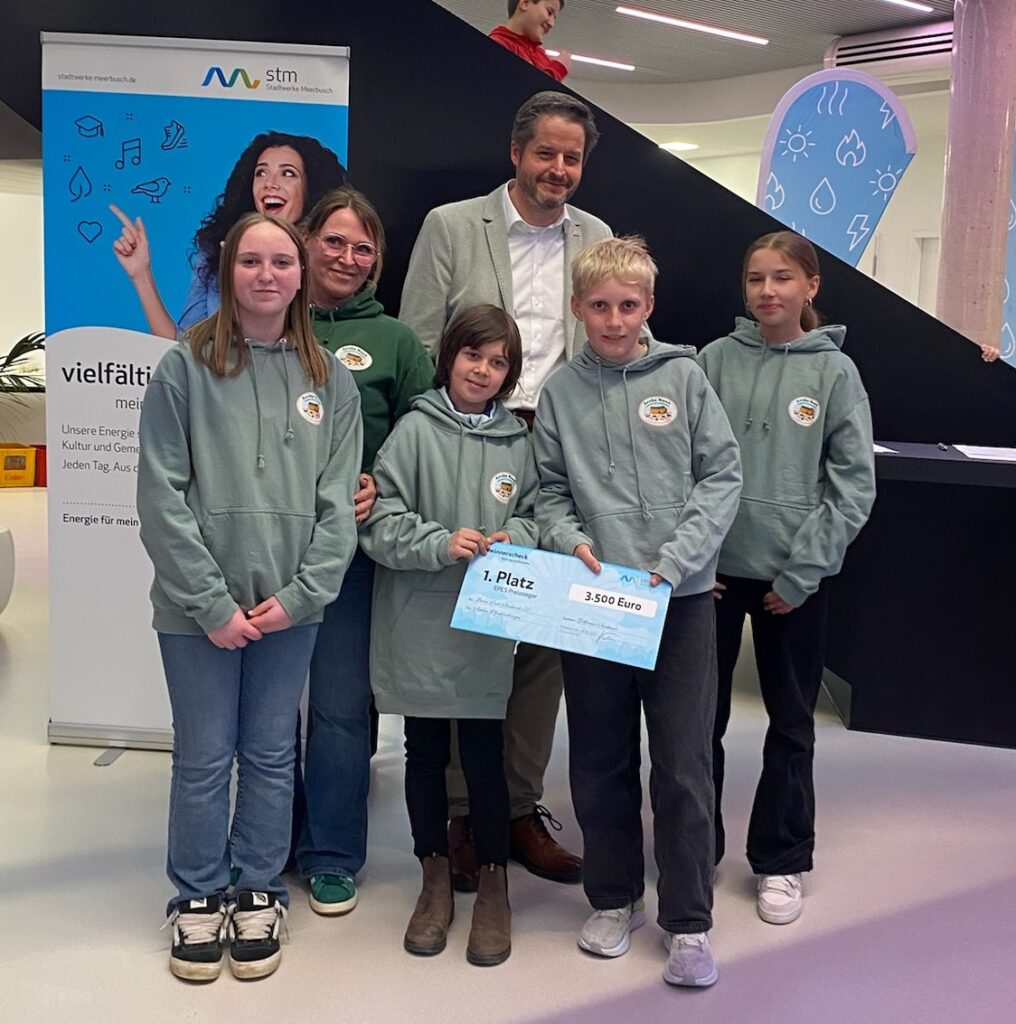 Jugendliche des Teams Arche Noah erhalten Scheck bei Preisverleihung