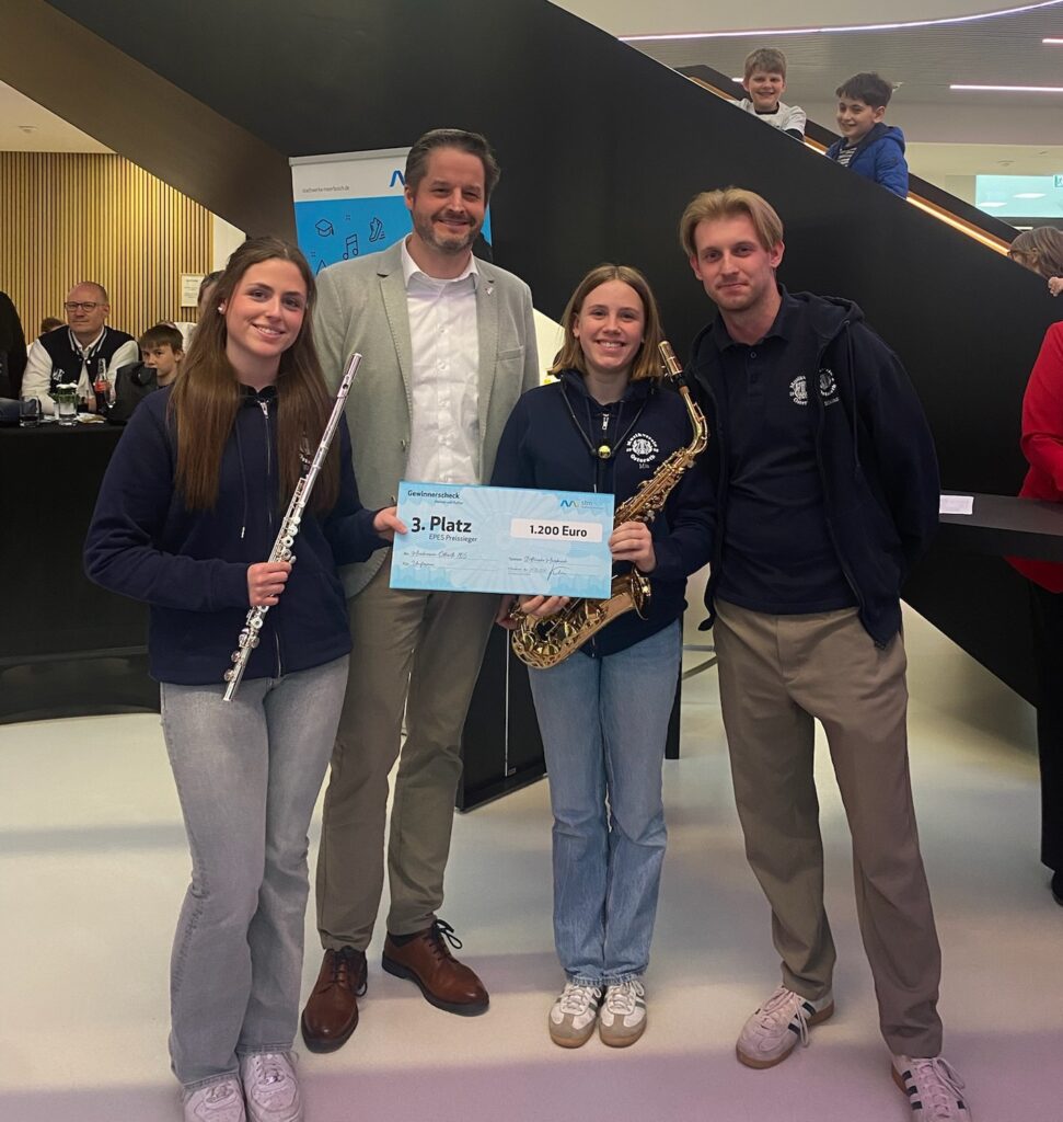 Musikerinnen zeigen Scheck für musikalisches Engagement im Wettbewerb