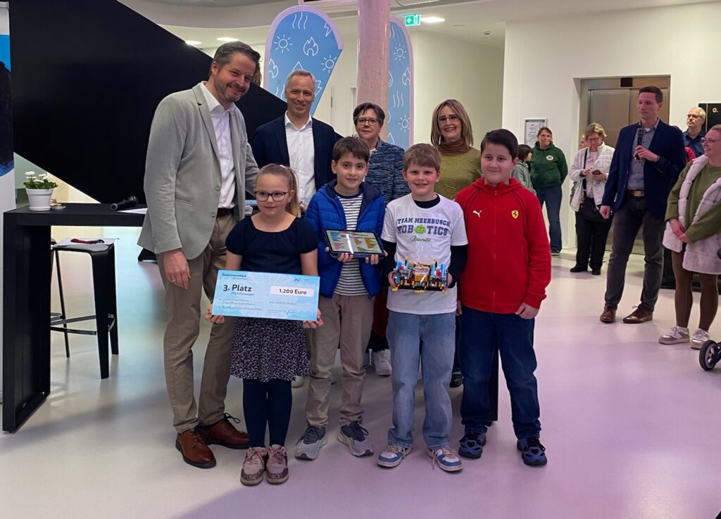 Junges Robotics Team erhält Scheck für Wettbewerb und Roboter-Olympiade