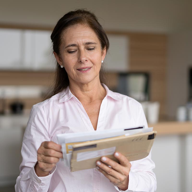 Frau liest ein Informationsschreiben zum Smart-Meter-Einbau